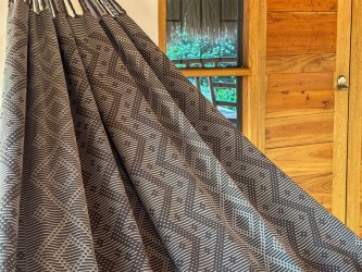 Gros plan sur le tissu épais d’un hamac colombien artisanal gris