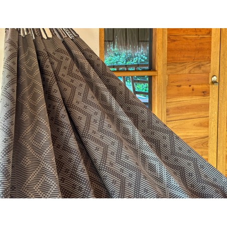 Gros plan sur le tissu épais d’un hamac colombien artisanal gris