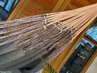 Détail des cordes grises et blanches d'un hamac colombien