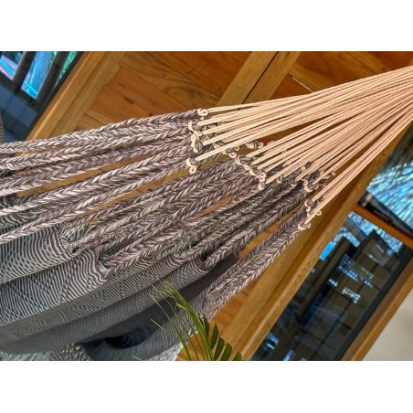 Détail des cordes grises et blanches d'un hamac colombien