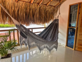 Hamac colombien artisanal gris XXL suspendu sur une terrasse en bois