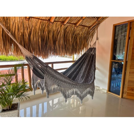 Hamac colombien artisanal gris XXL suspendu sur une terrasse en bois