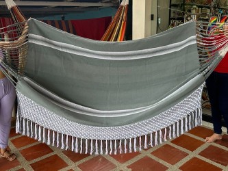 Gros plan du corps d'un hamac colombien taille L, mettant en évidence un motif de rayures horizontales