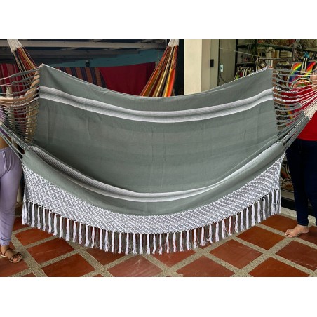 Gros plan du corps d'un hamac colombien taille L, mettant en évidence un motif de rayures horizontales