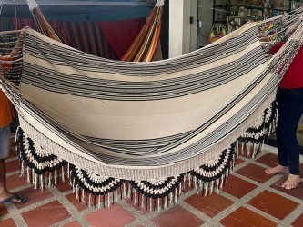 Hamac colombien XL avec son tissu à motif tribal et rayures, exposant son design unique et sa polyvalence
