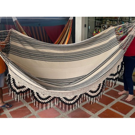 Hamac colombien XL avec son tissu à motif tribal et rayures, exposant son design unique et sa polyvalence