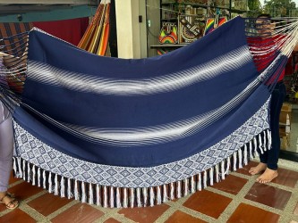 Admirez les motifs blancs traditionnels sur le tissu bleu vibrant de ce hamac colombien taille L