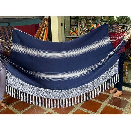 Admirez les motifs blancs traditionnels sur le tissu bleu vibrant de ce hamac colombien taille L