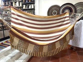 Grand hamac colombien avec un design à rayures dans des tons terre et un motif artisanal