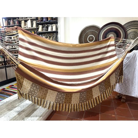 Grand hamac colombien avec un design à rayures dans des tons terre et un motif artisanal