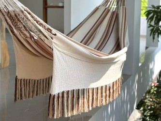 Gros plan sur le détail des franges et du tissu entrelacé d'un hamac taille L dans les couleurs beige et marron