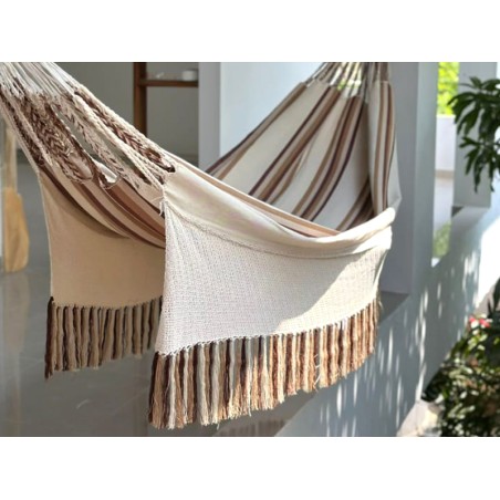 Gros plan sur le détail des franges et du tissu entrelacé d'un hamac taille L dans les couleurs beige et marron