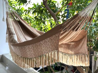 Grand hamac colombien L avec un design à rayures multitones chaudes et des bords à motif géométrique