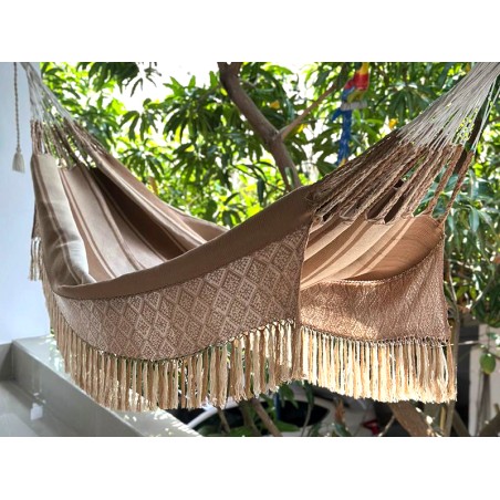 Grand hamac colombien L avec un design à rayures multitones chaudes et des bords à motif géométrique