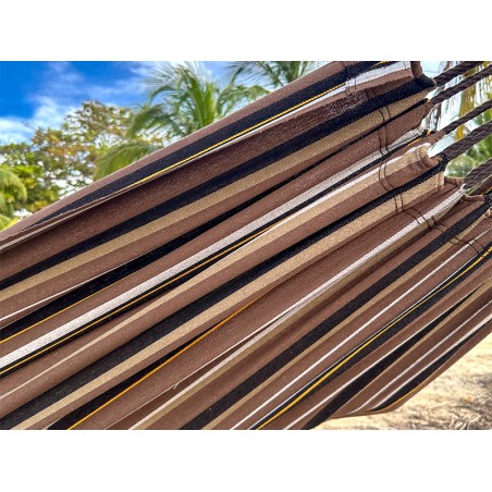 Détail du tissage du hamac colombien, en coton recyclé marron et beige