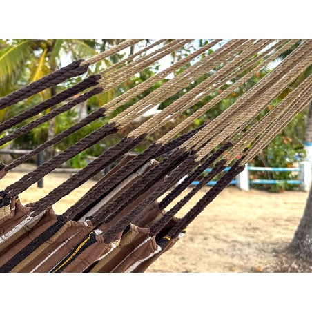 Gros plan sur les extrémités tressées du hamac en coton recyclé