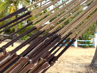 Gros plan sur les extrémités tressées du hamac dans les tons marron en coton recyclé