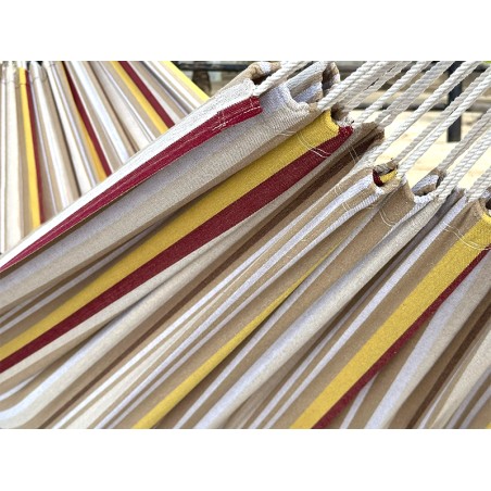 Zoom sur le tissage artisanal du hamac L Elisa : un coton recyclé aux tons chauds et lumineux, symbole du savoir faire colombien