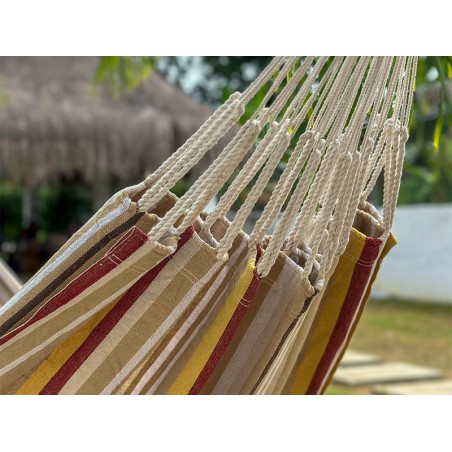 Vue rapprochée des suspensions du hamac L Elisa. Solidité et confort réunis dans un modèle éthique et durable