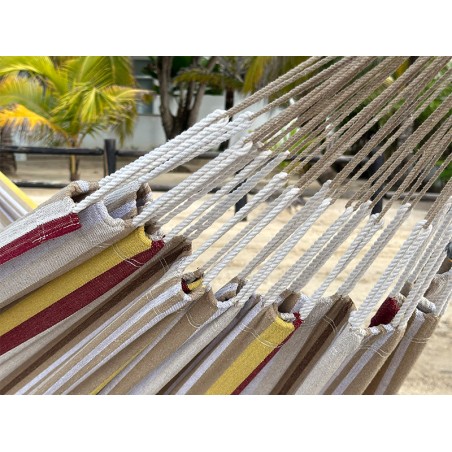 Vue rapprochée des suspensions du hamac L. Solidité et confort réunis dans un modèle éthique et durable