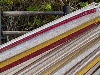Zoom sur le tissage artisanal du Hamac XXL : un coton recyclé aux tons chauds et lumineux, symbole du savoir faire colombien