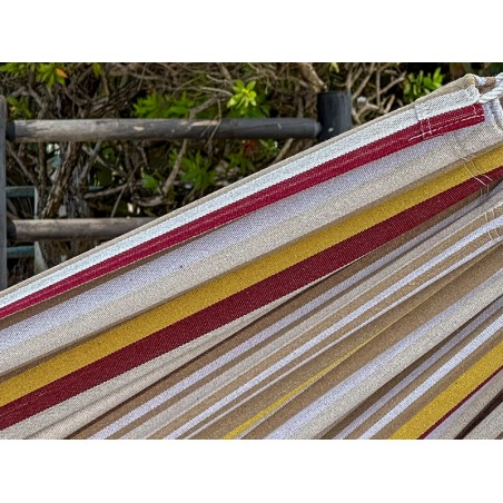 Zoom sur le tissage artisanal du Hamac XXL : un coton recyclé aux tons chauds et lumineux, symbole du savoir faire colombien