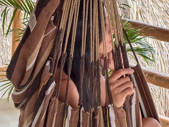 Gros plan sur les cordes et le tissu rayé de la chaise hamac XXL en coton recyclé.