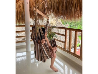 Vue latérale de la chaise hamac suspendue XXL, idéale pour une terrasse ou un balcon