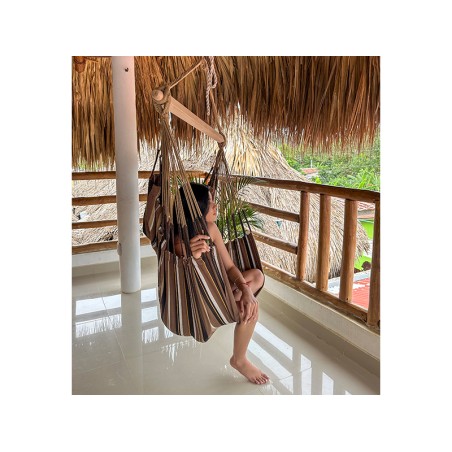 Vue latérale de la chaise hamac suspendue XXL, idéale pour une terrasse ou un balcon