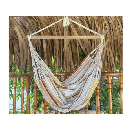 Hamac chaise XL colombien en coton recyclé, tons ocres et terre, suspendu dans une terrasse tropicale
