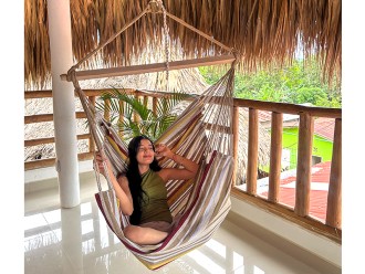 Femme détendue dans un hamac chaise XL colombien, ambiance tropicale, coton recyclé