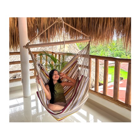 Femme détendue dans un hamac chaise XL colombien, ambiance tropicale, coton recyclé