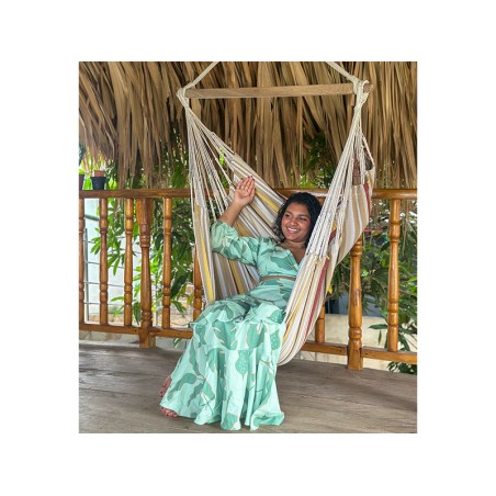 Moment de détente dans un hamac chaise XXL, tons terre, sur terrasse en bois