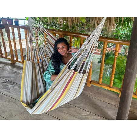 Hamac chaise colombien XXL en usage, femme souriante en coton recyclé