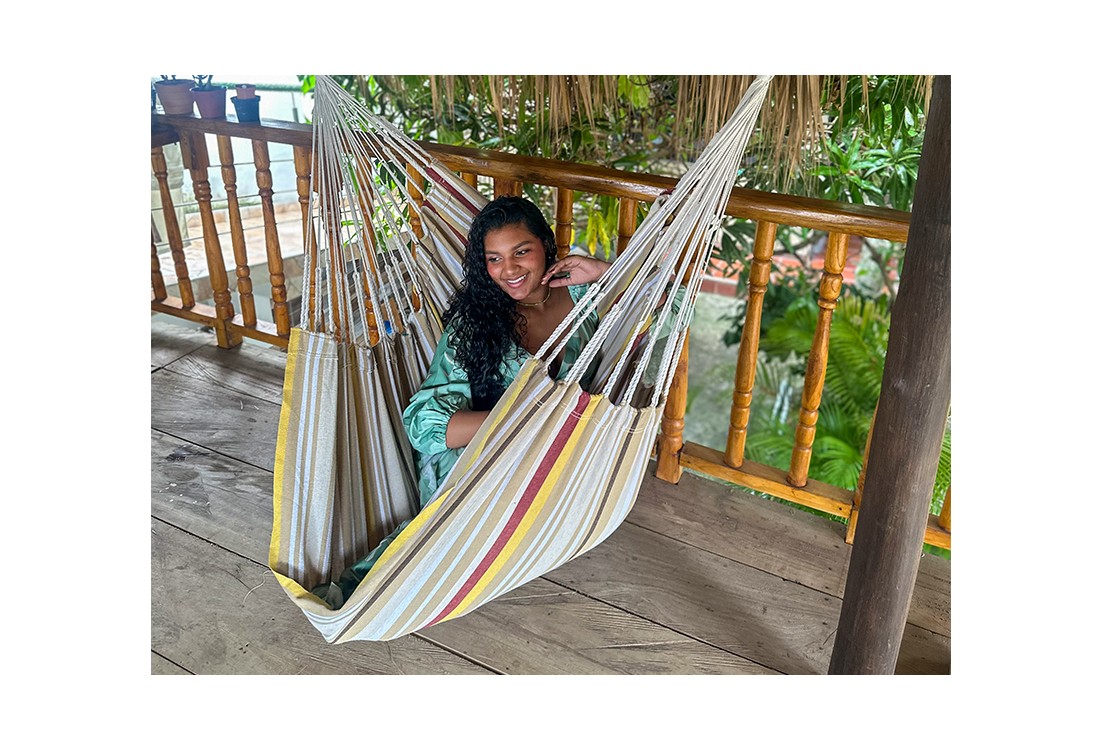 Hamac chaise colombien XXL en usage, femme souriante en coton recyclé