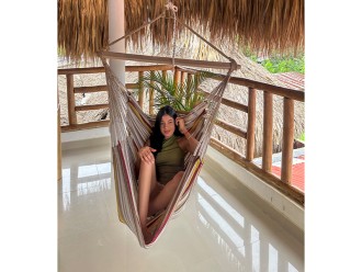 Hamac chaise XL suspendu sur une terrasse ensoleillée, tons naturels, fabrication artisanale colombienne