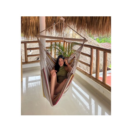 Hamac chaise XL suspendu sur une terrasse ensoleillée, tons naturels, fabrication artisanale colombienne