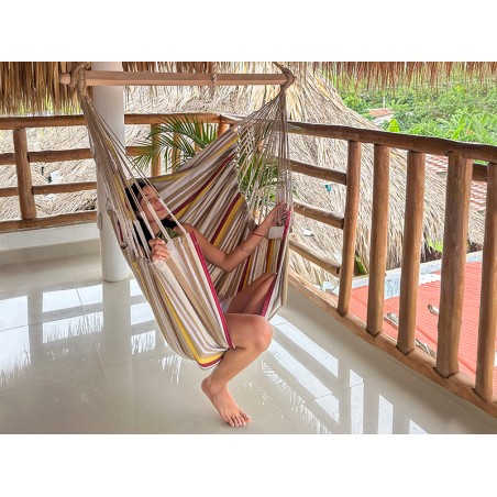 Femme détendue dans un hamac chaise XL colombien, ambiance tropicale, coton recyclé