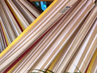 Zoom sur le tissage artisanal du Hamac XXL : un coton recyclé aux tons chauds et lumineux, symbole du savoir faire colombien