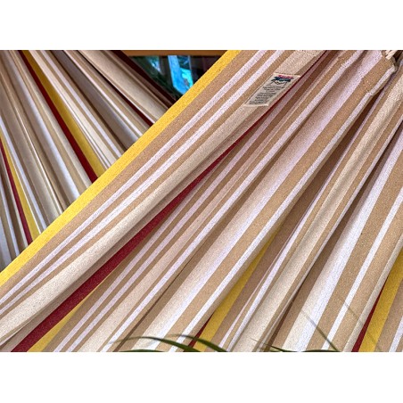 Zoom sur le tissage artisanal du Hamac XXL : un coton recyclé aux tons chauds et lumineux, symbole du savoir faire colombien
