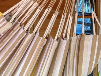 Vue rapprochée des suspensions du hamac XXL. Solidité et confort réunis dans un modèle éthique et durable
