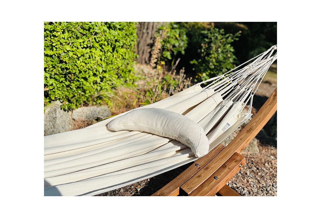 Hamac en coton avec coussin écru, parfait pour un confort optimal en plein air
