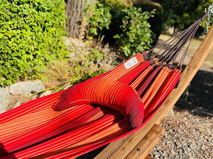 Hamac en coton rouge avec coussin assorti, idéal pour se détendre au jardin