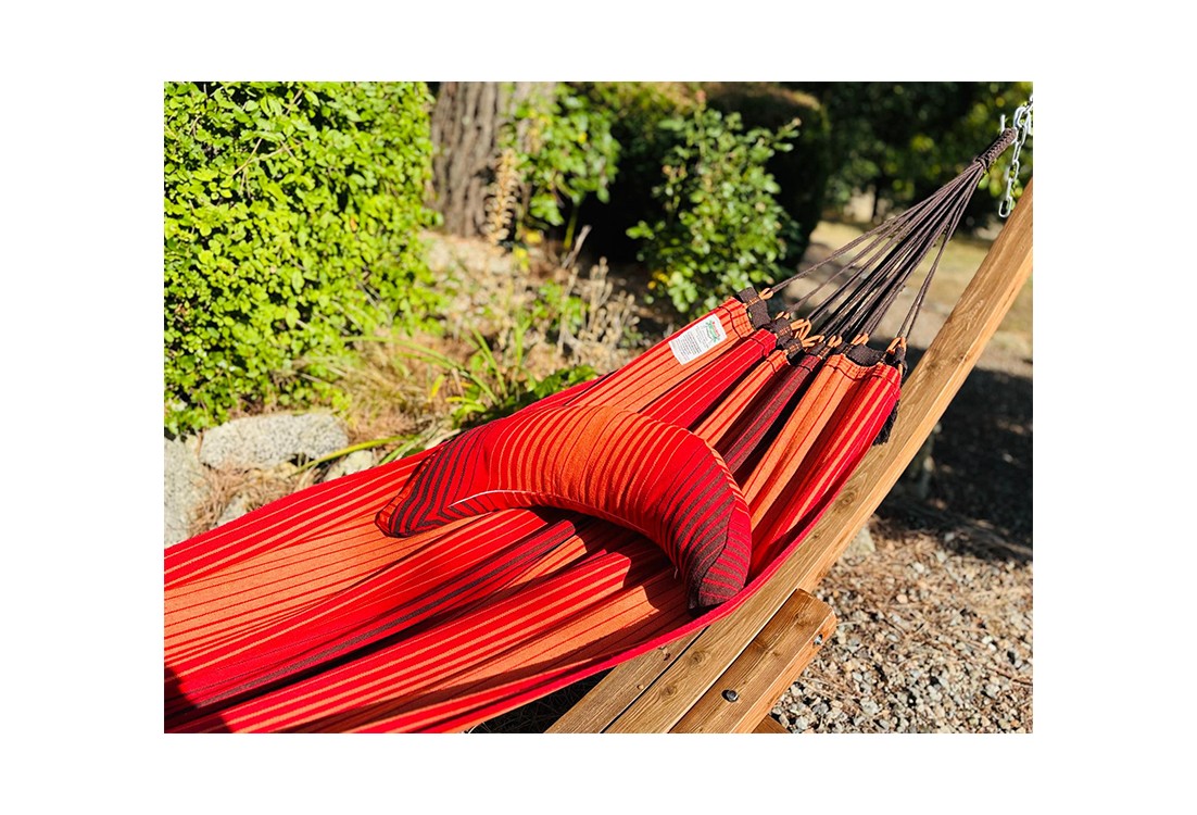 Hamac en coton rouge avec coussin assorti, idéal pour se détendre au jardin