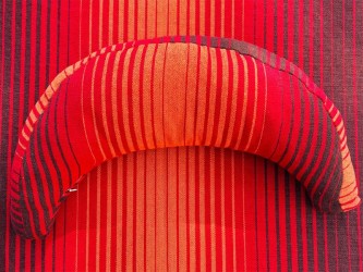 Gros plan sur le coussin de hamac rouge au tissu doux et résistant