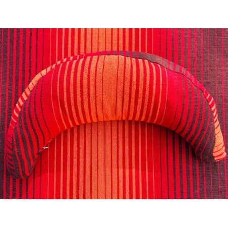 Gros plan sur le coussin de hamac rouge au tissu doux et résistant