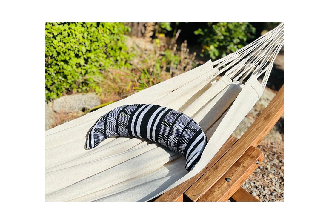 Hamac en coton avec coussin rayé noir et blanc, idéal pour se détendre en plein air