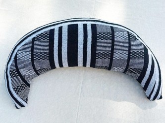 Coussin pour hamac au style moderne et tissage artisanal noir et blanc sur hamac blanc