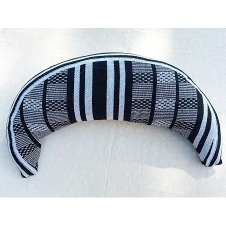 Coussin pour hamac au style moderne et tissage artisanal noir et blanc sur hamac blanc