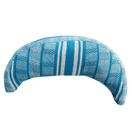 Coussin cervical en tissu polygonal turquoise et blanc, en forme de demi-lune, sur fond blanc